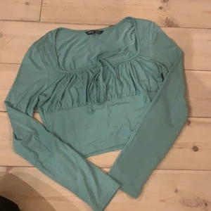 grön tröja - en grön fin tröja från shein och säljer den pågrund av att jag inte har haft någon användning av den säljer den för 50kr +frakt 