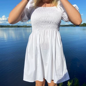 Vit klänning - Säljer min fina backup studentklänning. En vit fin klänning med lite scrunchat tyg runt bröstkorgen. Endast testad, aldrig använd. Prislappen sitter kvar. Väldigt skön klänning! Köparen står för frakten✨