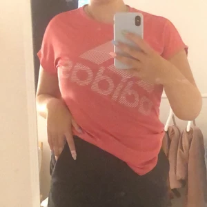 Adidas t-shirt  - En rosa adidas t-shirt. I bra skicka o andvänd 2 ggr ugf. Säjer pga att ja inte får den till andvändning längre😋❤️ 50 kr + 20 kr frakt