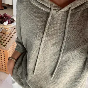 Grön hoodie i typ stickat material!