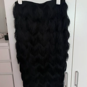 Svart kjol - Säljer denna superfina franskjol från Mango. Den går ungefär till knäna på mig som är 170 cm. Väldigt sparsamt använd så den är i jättebra skick! Storlek S 😍