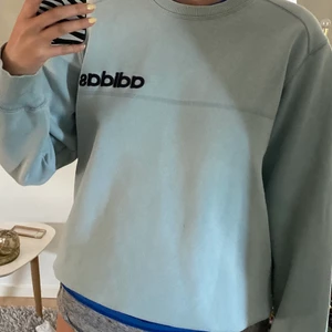 Adidas vintage sweatshirt  - Säljer min adidas sweatshirt då plagget tyvärr är ett som glöms i garderoben! Köpare står för frakt, buda med 20kr marginal 