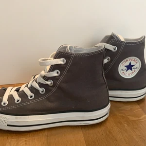 Gråa Converse  - Ett par såååå fina trendiga gråa converse i storlek 37,5 men sitter som en 38,5. Använda bara 2 gånger och alltså i nyskick. Fraktkostnad tillkommer på 66 kr (spårbar frakt), men kan även mötas upp i Stockholmsområdet. Skriv om ni har frågor eller funderingar! BUDA I KOMMENTARERNA MED MINST 10 KR PER BUD direkt pris:530