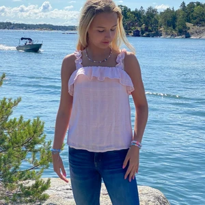 rosa topp - en söt sommartopp i rutigt ljusrosa tyg från Abercrombie, aldrig använd enbart testad. Perfekt till ett par lågmidjade jeans eller kjol. Skriv privat om du är intresserad 💘🥥💞🌾