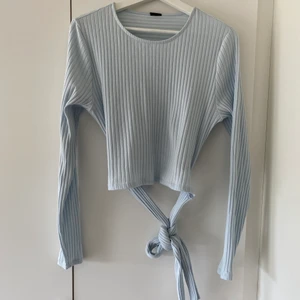 Ginatricot långärmad strl XL - Oanvänd croppad tröja från Ginatricot med snörning i ryggen.