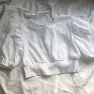 Söt topp - Jätte söt vit topp köpt från h&m för ca ett år sedan aldrig använd förutom skolavslutning! Man knyter bakom vid ryggen.