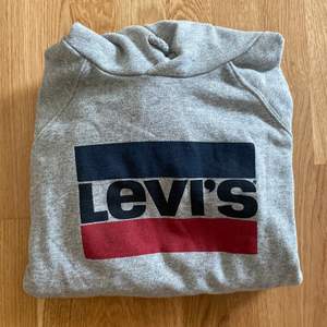 Grå hoodie från Levi’s. Knappt använd. Köpt i London för 2-3 år sedan. Mycket gott skick. Storlek S. Köparen står för frakten. Skriv om det är några frågor🥰 Pris kan diskuteras vid snabb affär.