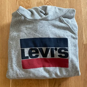 Levi’s Hoodie - Grå hoodie från Levi’s. Knappt använd. Köpt i London för 2-3 år sedan. Mycket gott skick. Storlek S. Köparen står för frakten. Skriv om det är några frågor🥰 Pris kan diskuteras vid snabb affär.