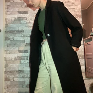 svart kappa - medellång svart kappa från H&M, använt skick men hel och ren. 