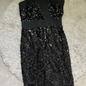 Oneness storlek 40 - Fin svart paljett klänning storlek 40 från oneness