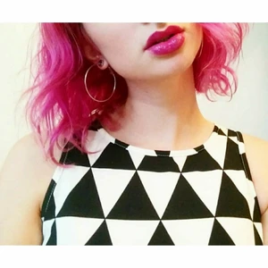 Klänning svartvit, mod - A-linje klänning i uppskattad storlek S-M. Mjukt och stretchigg tyg med en satinfinish och vackert geometriskt mönster. Fint skick, som ny.   Avhämtning i Stockholm eller skickas mot frakt.