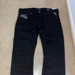 Svarta replay jeans i strl:34 (till man). Är helt nya men är i liten storlek. Är i helt ny skick!