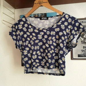 Blommig croptop  - Söt och stretchig kortare topp, perfekt på en Small. Nyskick.