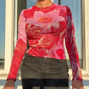 Tröja i meshtyg - Sötaste secondhand kapet! Tröjan är i stretchigt meshtyg med fint mönster och rhinestones! Väl använd men i mycket fint skick!✨✨