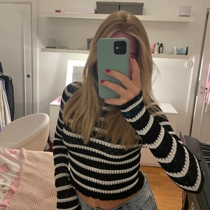 Randig tröja - Säljer denna tröjan från zara som tyvärr har en hål på sidan, men är såå fin och går att matcha till mycket, tror inte den går att köpa längre💕 köparen står för frakt! Buda