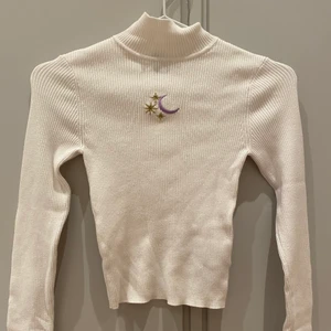 Turtelneck - Säljer denna mjuka turtelneck från H&M 💞 Tröjan är nästan helt oanvänd, bara använd ca 2 gånger💞 Tröjan är i ett otroligt mjukt material och tröjan är även stretchig💞30kr + frakt