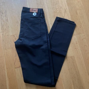 Acne Flex Wet Black 27/34 - Helt oanvända Jeans från Acne i Stl 27/34 