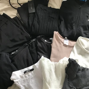 KLÄDPAKET S/M - Rensat ut ur min garderob och hittade massa fina plagg jag inte har någon användning av eller som inte passar.   Vissa saker är helt nytt, och resten har jag väl använt max 2 gånger.  Det är kläder från Nelly, bikbok, gina, adidas, boohoo, Shein och allt är i S eller M.  Kommer inte fota alla plagg var för sig men skriv om ni undrar något!  Det innehåller: 9 toppar 2 kjolar med slits 1 ny klänning 1 par oanvända byxor från bikbok  1 blommig klänning (finns inte med på bilden) 🌸 