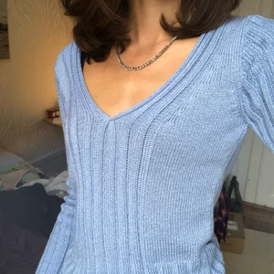 Långärmad stickad - Superfin stickad topp i en underbar blå färg. Färgen visas bäst på sista bilden. Köpt secondhand och är i jättebra skick. Tkr inte den sitter så bra på mig. För kort i ärmarna o lite stor i midjan. Så hade suttit bäst på en S eller M. 👌🏻🌸