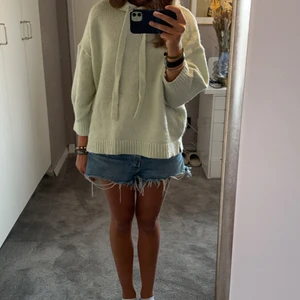 Stickad hoodie - Säljer den här as snygga hoodie från hm, nyskick aldrig använt. Storlek S/XS😇Så sjukt snygg till ett par jeans eller jeans shorts