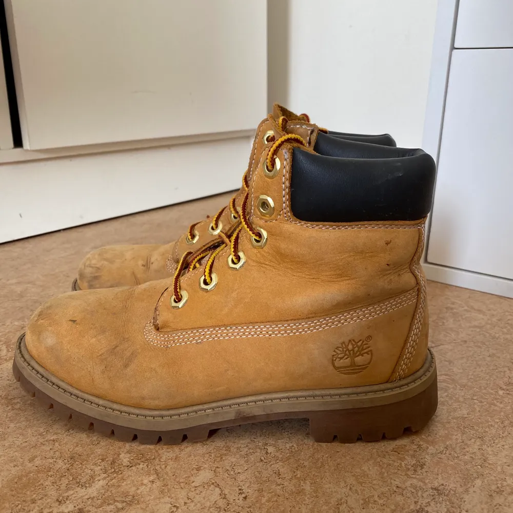 Timberland skor i färgen beige/brun. Köpta för 1999. Storlek 36. Skor.