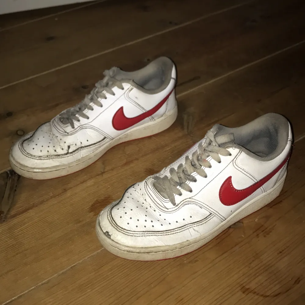 jätte fina nike skor. köpta för 1 år sen o ganska andvända, därav de billiga priset. jag står ej för frakt. hör av dig vid intresse och fler bilder 💕💕 (plick safeplay är på). Skor.