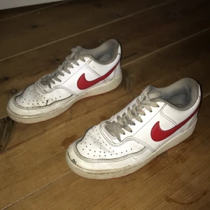 nike skor - jätte fina nike skor. köpta för 1 år sen o ganska andvända, därav de billiga priset. jag står ej för frakt. hör av dig vid intresse och fler bilder 💕💕 (plick safeplay är på)