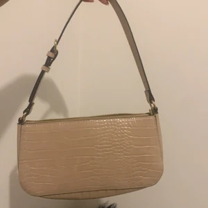 Handväska/ baguette bag  - Säljer denna då den inte används. Använd endast ett fåtal gånger så den är i bra skick:)