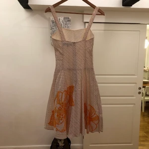 Klänning med paljetter - Bomullsklänning med paljetter. Dragkedja i ryggen och ganska låg rygg. Söt flickig klänning