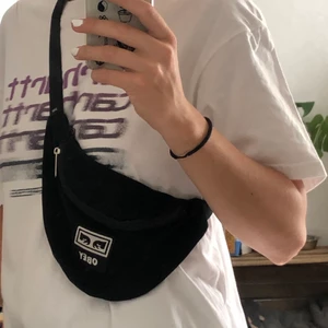 Obey väska svart - Säljer en Obey väska, inte speciellt använd. Väldigt praktiskt väska faktiskt :) !!! 50 % av pengarna går till Hemlösa Katter Kalmar !!!  