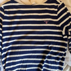 Tjocktröja från gant - Randig tröja från gant i blåvitt i storlek 170 men passar som S eller Xs