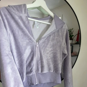 Kort hoodie - Kort hoodie i mjukt material, använd nån enstaka gång så den är i väldigt fint skick.✨