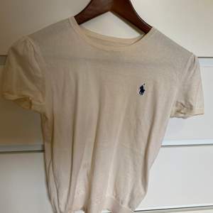 Fin T-shirt från Ralph lauren, den är lite gul/vit i färgen! Storlek XS! Säljer då den är för liten! 100kr+frakt 