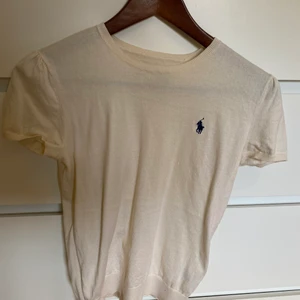 T-shirt Ralph lauren - Fin T-shirt från Ralph lauren, den är lite gul/vit i färgen! Storlek XS! Säljer då den är för liten! 100kr+frakt 
