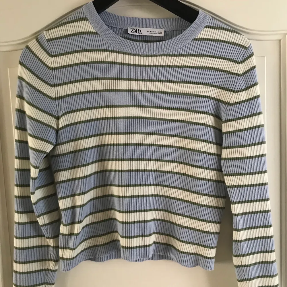 En kort randig tröja från Zara i fina färger❤️Tröjan är i storlek M och har använt den en gång. Toppar.