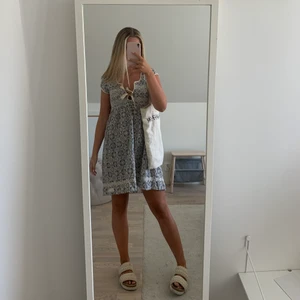 Sommarklänning  - En sommarklänning ifrån Odd Molly 💫💫  Storlek 0 vilket motsvarar xs/s. Klänningen är i superfint skick, knappt använd!