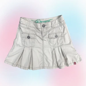 Y2k kjol  - Kjol från ESPRIT. Storlek 34, är för stor på modell för referens, passar bäst en storlek 36-38. Följ oss på instagram och kommentera för att få fri frakt på första köpet 🍬