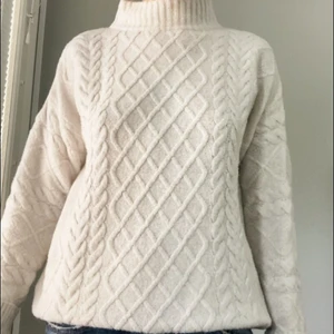 Vit kabelstickad tröja  - Superfin men enkel stickad tröja från hm. Sitter hyftsat tajt men ändå lite loose!! Frakt 79kr😌