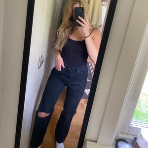 Levis jeans - Levis jeans passar m, eller lite  oversize på S🥰 På jeansen finns ”märken” från att de tvättats.