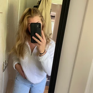 Stickad tröja  - Stickad tröja med kort dragkedja💓