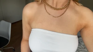 Halsband  - Säljer detta guldfärgade halsband från Nelly då jag själv inte tycker det passar så bra på mig.  Super fint skick och använda endast 1 gång.  Bra kvalitet. FRI FRAKT