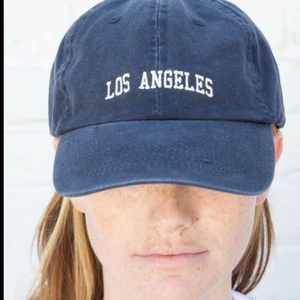 Keps från brandy Melville  - Jättefin marinblå keps från brandy Melville. Har aldrig använt och är i bra skick. Köpte för 150kr och säljer för 100kr ink frakt 💕