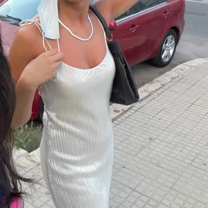 Världens finaste klänning - Med sorg säljar jag denna då den helt enkelt är för kort för mig (jag är 181). Använd en gång och är från bershka. Plisserad klänning med djup rygg och justerbara band. 