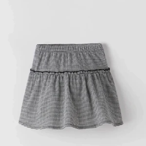 Intressekoll!!! - INTRESSEKOLL på denna populära kjolen från Zara med inbyggda shorts, vilket är så skönt!! Slutaåld. Skriv privat för fler bilder💖💖