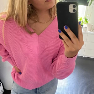 Rosa stickad tröja - Säljer min typ helt oanvända stickade tröja💞 