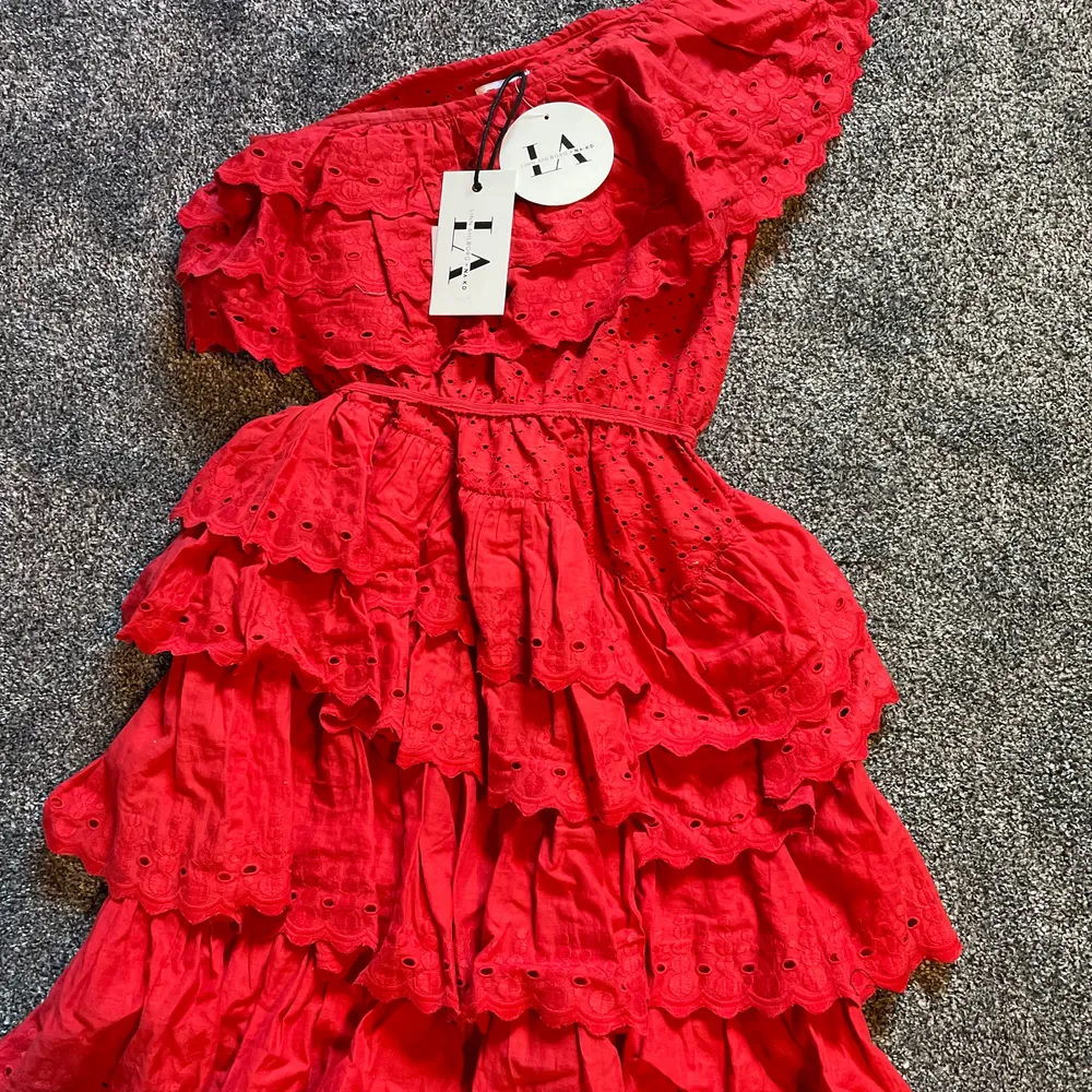 En jättefin röd klänning från Linn Ahlborgs kollektion med NAKD. Storlek 36 men skulle säga att storlek 34 är mer rätt, säljes på grund av för liten. Aldrig använd, som ni ser på bilden är taggen fortfarande kvar på den! 250kr + frakt, kan mötas upp!. Klänningar.