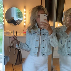 Jeansjacka - Super snygg jeansjacka från icepeak i den perfekta ljusblåa färgen. Verkligen en sommardröm när det blir lite kyligare. 