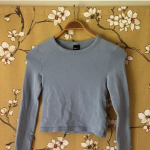 Blå långärmad tröja - Färg bäst på bild 2. Bra skick, använd enstaka gånger. Sälja pga att den inte används. Frakt tillkommer.