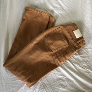 Intressekoll på dessa fina bruna highwaist jeans från weekday jeans i strl W25 L32!❤️ 