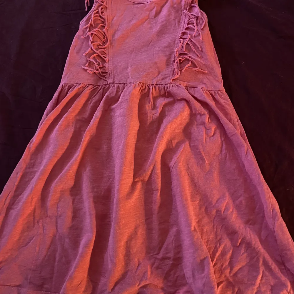 Säljer en rosa klänning! Kan hämtas eller fraktas ! Då står köparen för frakten!. Klänningar.